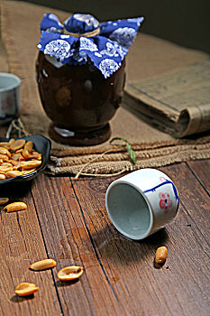陶瓷酒瓶酒杯古书放在木桌上