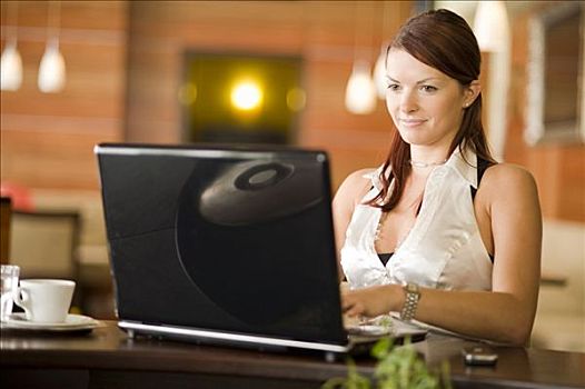 女青年,坐,咖啡馆,台案,工作,笔记本电脑