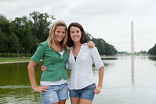两个女孩,华盛顿纪念碑