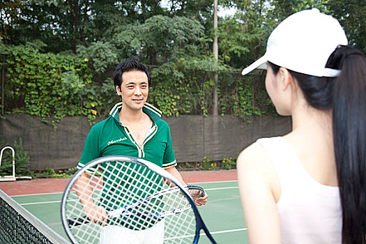 户外打网球的年轻人