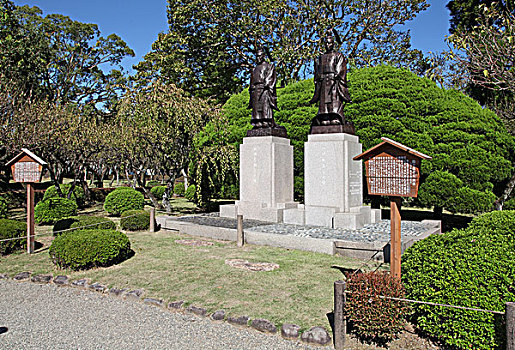 水前寺成趣园是仿造江户时代从江户日本桥至京都三条大桥间东海道上的53道美景缩小而建的,别具情趣,园内风景优雅,为典型的桃山风格的纯日本风情回游式庭院