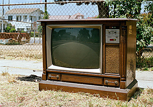 老,电视,左边,公路,房子,背景,鲜明,晴朗,白天