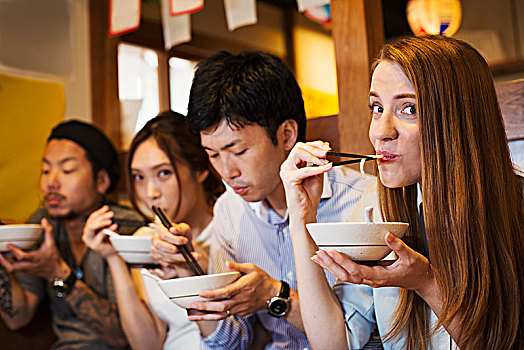 四个人,坐,桌子,餐馆,吃,碗,筷子