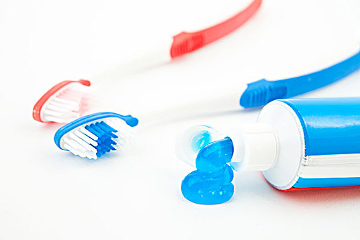 两个,牙刷,靠近,牙膏,白色背景
