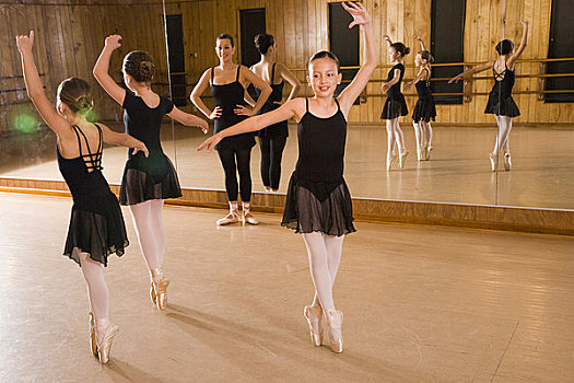 芭蕾舞者,8-9岁,练习,指导,舞蹈室,镜子,背景