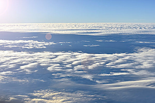 从飞机座舱里拍摄的大气云层