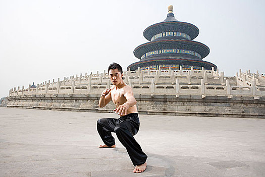 中国武术-一名男运动员在天坛祈年殿前练武