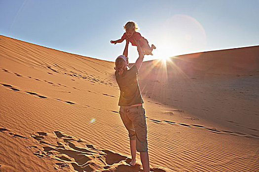 母亲,玩,儿子,沙滩,沙丘,纳米比诺克陆夫国家公园,纳米布沙漠,索苏维来地区,死亡谷,非洲