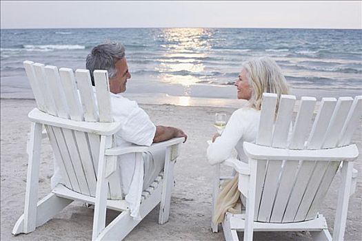 坐,夫妇,椅子,海滩