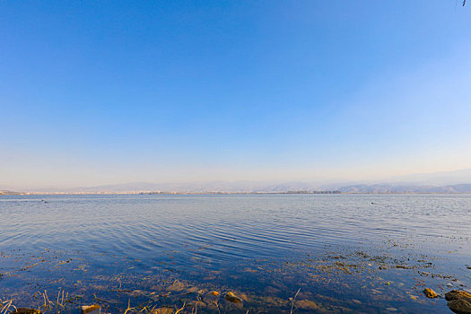 波光粼粼的泸沽湖湖面