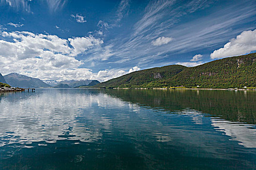 蓝天,云,反射,平和,水,树林,山,海岸线,挪威