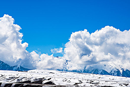 新疆,雪山,雪地,蓝天,白云