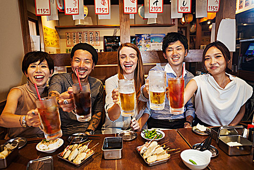 五个人,坐,桌子,餐馆,拿着,大,眼镜,软饮料,啤酒