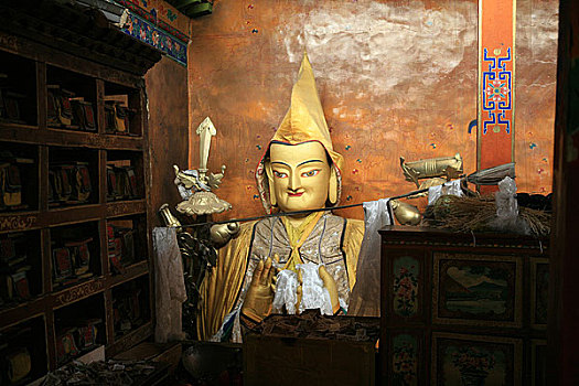 西藏甘丹寺内供奉的佛像