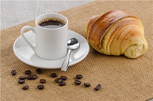 杯子,黑咖啡,牛角面包