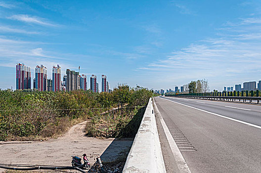 晴朗天空下的空旷的高速公路