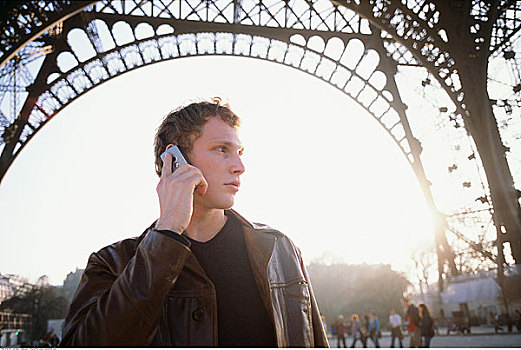 男人,手机,正面,埃菲尔铁塔,巴黎,法国