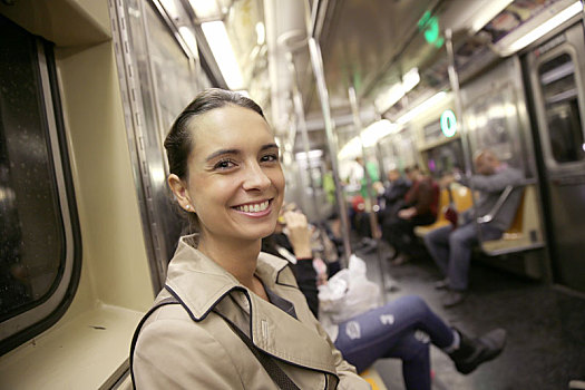 职业女性,上班,地铁