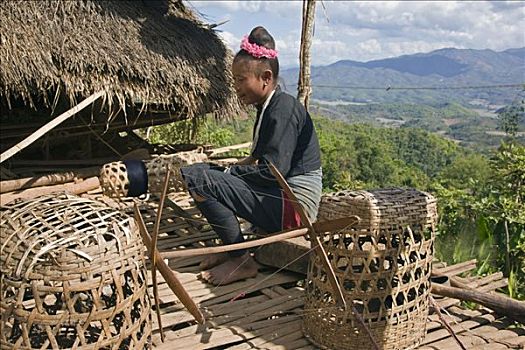 缅甸,女人,小,部落,卷轴,棉线,线,编织,地面,竹子,家