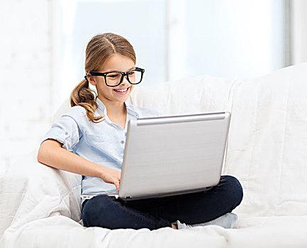 家,休闲,科技,互联网,概念,小,学生,女孩,眼镜,笔记本电脑,在家