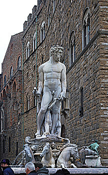 意大利佛罗伦萨老城市政厅门前矗立有许多世界著名艺术大师创作的塑像供来自世界各地的人们欣赏