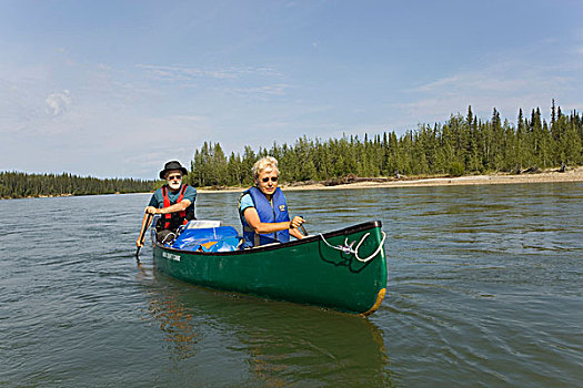 老年,夫妻,男人,女人,划船,独木舟,河,育空地区,加拿大