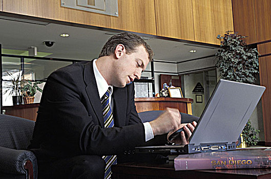 商务人士,手机,笔记本电脑