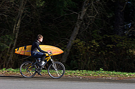 男青年,自行车,冲浪板,温哥华岛,不列颠哥伦比亚省,加拿大