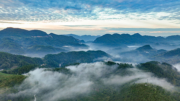 重庆酉阳,秋后山岚扮靓乡村