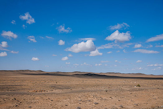 新疆g216线国道旁准噶尔盆地边沿的戈壁滩