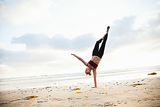 中年,女人,练习,瑜伽姿势,海滩