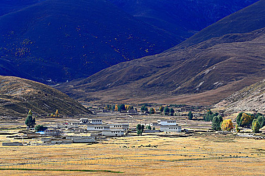 四川省稻城县的藏寨和草原