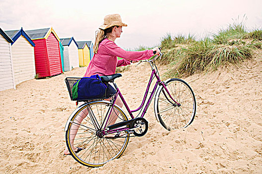 女人,推,自行车,上方,海滩