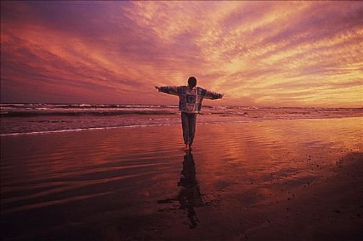 站立,男人,海滩,伸展胳膊,德克萨斯,美国