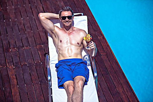 男人,拿着,马提尼酒杯,放松,沙滩椅,靠近,游泳池