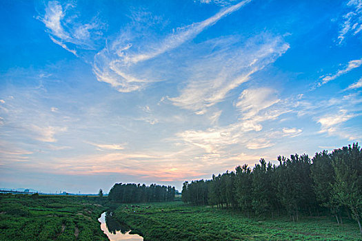 夕阳河边