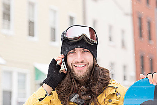 年轻,男人,头像,拿着,滑雪板,交谈,智能手机,街上