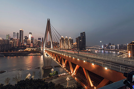 夜色中的重庆东水门大桥