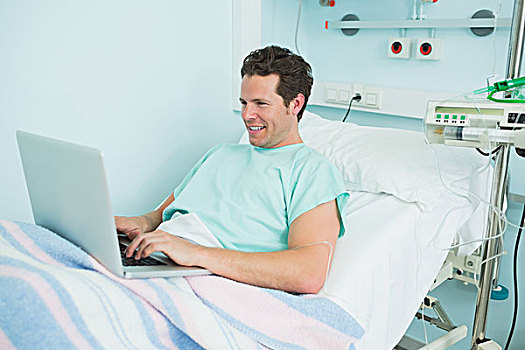 喜悦,病人,打字,笔记本电脑,躺着,病床