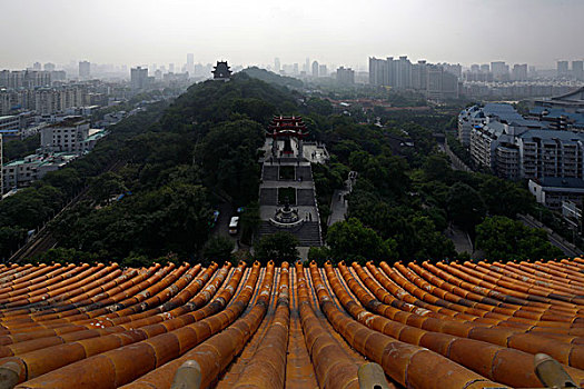 站在黄鹤楼上看千年吉祥钟亭和城市建设