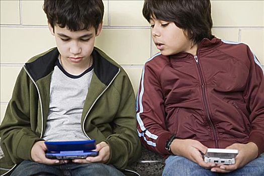 两个男孩,玩,手持,电子游戏