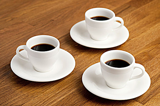三个,咖啡杯,桌子