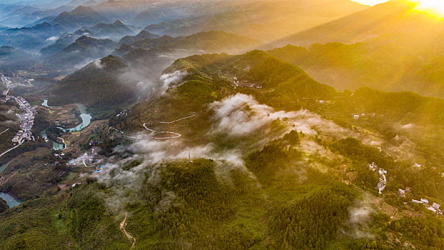 重庆酉阳,秋后山岚扮靓乡村