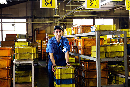 日本,男人,戴着,棒球帽,蓝色,站立,工厂,黄色,板条箱,架子