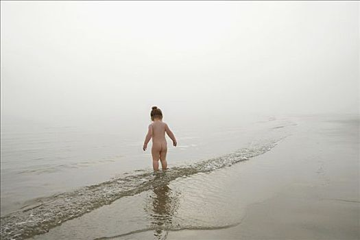 后视图,女婴,站在水中