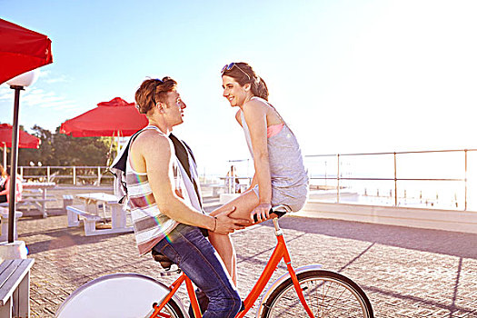 情侣,散步场所,自行车,面对面,微笑