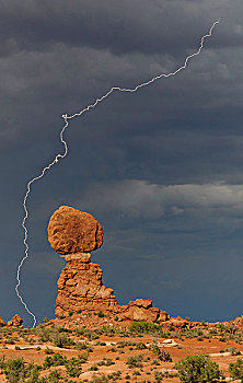 平衡石,岩石构造,雷暴,云,闪电,拱门国家公园,犹他,美国西南,美国