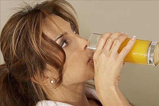 特写,中年,女人,喝,玻璃,橙汁