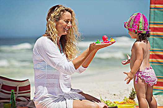 女人,给,玩具,女儿,海滩