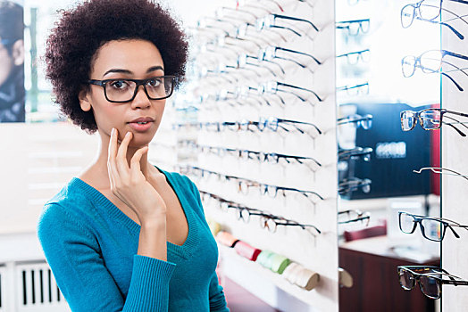 黑人女性,试穿,眼镜,光学设备,商店